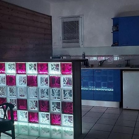 Grand Studio En Bas De Villa Avec Vue Sur Mer Au Carbet Le Carbet Kültér fotó